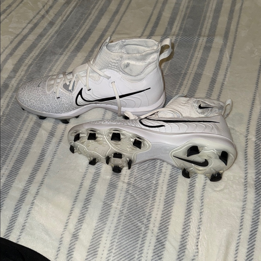 Nike Kids White and Black Soccer Cleats